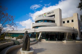 بلدية رام الله تزيل مخالفة بشارع الطيرة وترفض محاولة إثارة نعرات طائفية