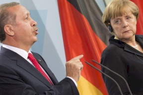 أردوغان يهاجم ميركل: أين حرية الأديان التي تزعمونها؟