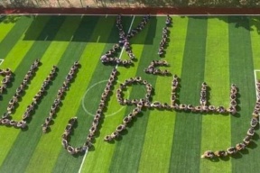 صور: طلاب مسلمون ومسيحيون يكتبون "إلا رسول الله" بأجسادهم