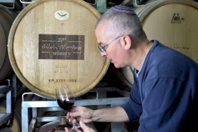 العالم يقاطع نبيذ المستوطنات والإمارات تشتريه!