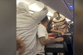 فيديو: عراك جماعي على متن طائرة!