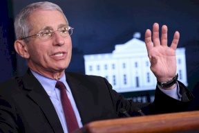 خبير أمريكي يضم موعداً متشائماً لعودة الحياة الطبيعية