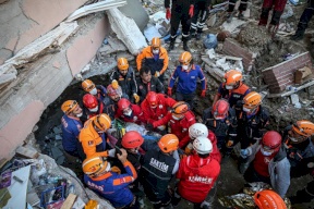 فيديو: قضوا 23 ساعة تحت أنقاض الزلزال.. إنقاذ أم وأطفالها الثلاثة في إزمير التركية 