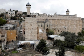 قادة المستوطنين يصلون من أجل فوز ترامب في الحرم الإبراهيمي