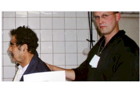 مات بينما كان يتمشى مع كلبه.. وفاة عميل الـFBI الذي قبض على صدام حسين