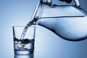 منها آلام الكلى والصداع.. 10 علامات على نقص الماء