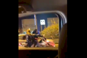 فيديو- اعتقال سعودية أشهرت سلاحها على أحد المارة في الشارع