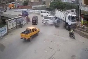 فيديو- مصر: حادث سير مروع لحافلة طلاب يدمي القلوب