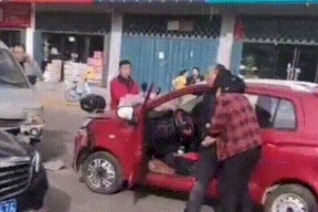 (فيديو) الصين.. رجل يضرب زوجته حتى الموت وسط الشارع أمام أعين المارة