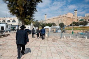 قادة المستوطنين يصلّون بالخليل من أجل فوز ترامب