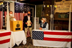 هذه أول قرية أميركية تدلي بأصواتها.. يسكنها 12 فقط