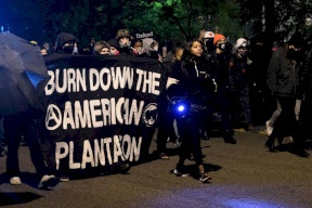 (فيديو) تظاهرات سلمية "حتى الآن" في عدد من الولايات الأمريكية