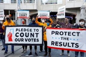 (شاهد) أمريكا تشهد تظاهرات متضادة.. "أوقفوا الفرز" بمواجهة "احتساب كل صوت"