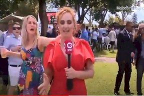 استراليا..شاهد فيديو لتحرش سافر بمراسلة تلفزيونية