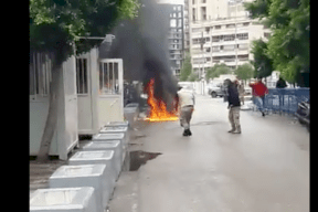 فيديو: لبناني يشعل النار في نفسه
