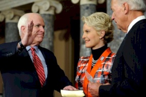 “انتقام ماكين الأخير”.. كيف أدى تطاول ترامب عليه بعد وفاته لتحول ولاية أريزونا لساحة معركة؟