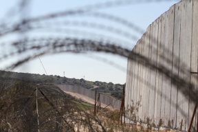 الاحتلال يصيب شابا بالرصاص قرب جدار الفصل جنوب جنين