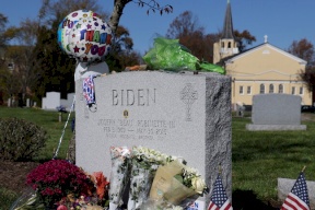 فيديو: بايدن يزور قبر من شجعه على خوض الانتخابات