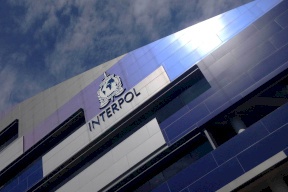 انتربول فلسطين يتسلم متهماً بالاحتيال بمبلغ مليون دولار