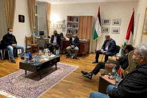 سفراء ومسؤولون يقدمون التعازي بوفاة عريقات في سفارة فلسطين بالنمسا