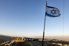 إسرائيل: هذا معنى الخطين الأزرقين في علمنا