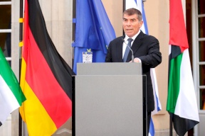 اسرائيل تشتري بالمال موافقات الدول على نقل سفاراتها للقدس 