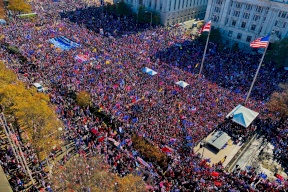 فيديو: ترامب يخرج بـ"الوحش" لتحية مؤيديه!
