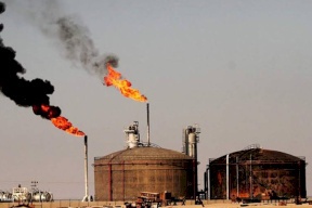العراق يتوقع أن يصل النفط إلى 80 دولاراً