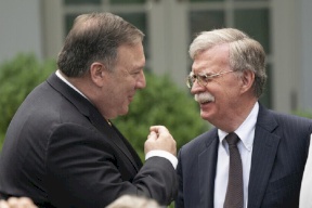 ترجمة خاصة: مستشار جديد للبنتاغون يتهم بومبيو وبولتون بالفساد ودعم إسرائيل مقابل المال