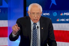 ساندرز: ترامب يقوض الديمقراطية الأمريكية أكثر من أي شخص في تاريخ البلاد