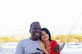 صور: بعد الرسوم المسيئة.. فرنسية تُشهر إسلامها في النوبة بمصر