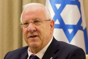 رئيس إسرائيل يهدي مسؤولا عربيا كتابا عن حياة النبي وتفسيرا للقرآن