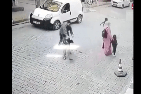 فيديو.. شاب تركي يعتدي بالضرب المبرح على طفل سوري لاجئ