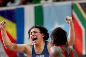 صور: لاعبة منتخب مصر للمصارع تتعرض للضرب المبرح من مدربها!