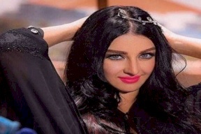 الراقصة المصرية صافيناز : تزوجت من رجل أعمال أردني وكان يحملني لكي لا تتسخ أقدامي من الأتربة