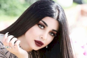 شاهد.. رولا يموت تغسل رجليها بـ “الشامبانيا”.. وتعلق: تاج رأسكم