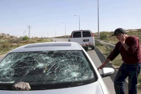 مستوطنون يهاجمون مركبات المواطنين على طريق نابلس وقلقيلية