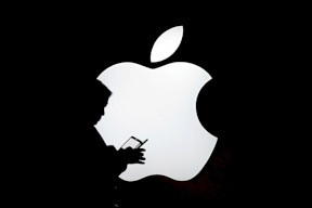 فضيحة رشوة تهز "أبل" بعد واقعة "الأسلحة النارية"