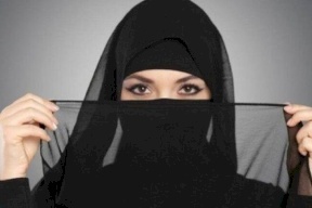 هل يغني النقاب عن ارتداء الكمامة؟