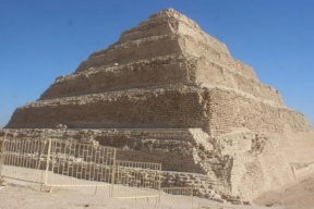 شاهد- صور لفتاة أمام هرم زوسر تحدث ضجة على مواقع التواصل.. والأمن يتدخل