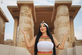 صور: عارضة أزياء مصرية تثير جدلاً واسعاً بصور لها عند الأهرام