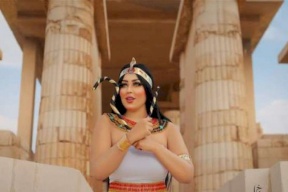 (شاهد) أول صورة لسلمى شيمي قبل دخولها بالعباءة السوداء للمنطقة الأثرية