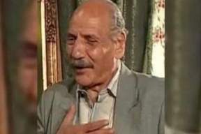 فنان مصري يطلب المساعدة من المارة: مش لاقي شغل (صور)