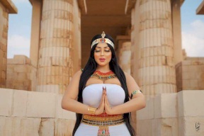 القبض على العارضة المصرية المثيرة للجدل ومصورها ومن سمح بتصويرها في الهرم