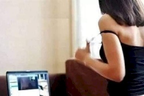 بإعلان ممول ..مصري يعرض زوجته لراغبي المتعة عبر (فيسبوك)
