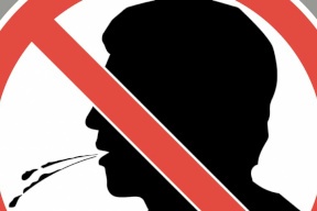 رئيس بلدية روسي يبصق خلال مقابلة على الهواء.. والفيديو يحدث ضجة