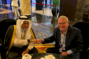 إسرائيلي ينشر صورة "محرجة" مع الأمير السعودي تركي الفيصل