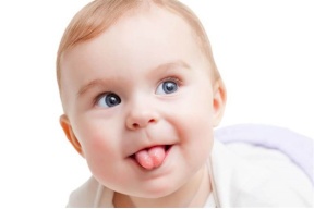 لماذا يخرج الرضيع لسانه.. 7 أسباب علمية لذلك