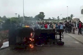 عمال ينهبون مصنع آيفون بسبب تأخر الرواتب