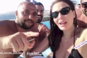 فيديو لفنان مصري يرفع السلاح بوجه اللبنانية سيرين عبد النور فجأة يثير ضجة
